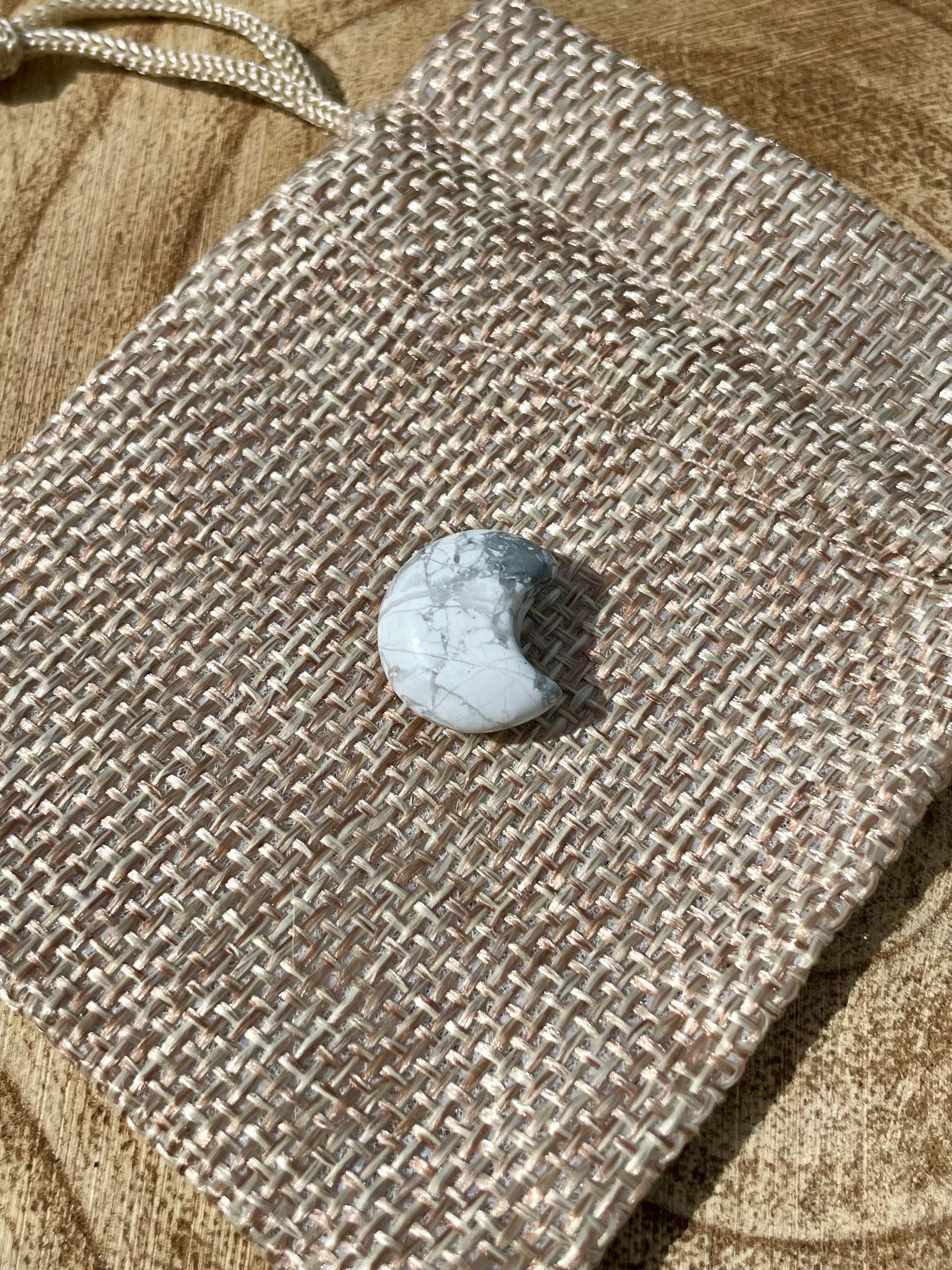 Mini Howlite Moon - 15mm